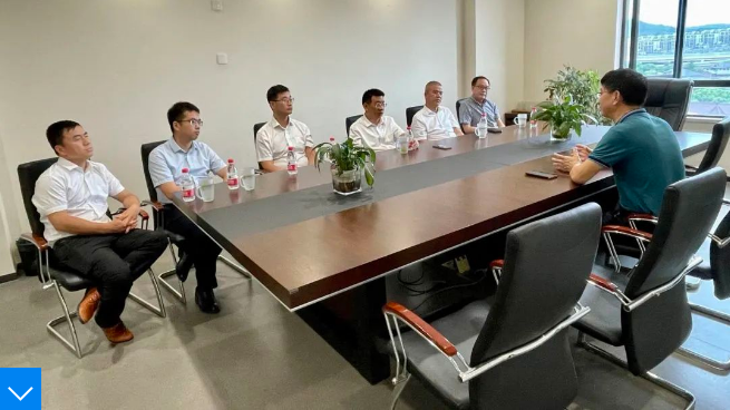 唐小辉书记一行与邱耀彰董事长进行座谈交流